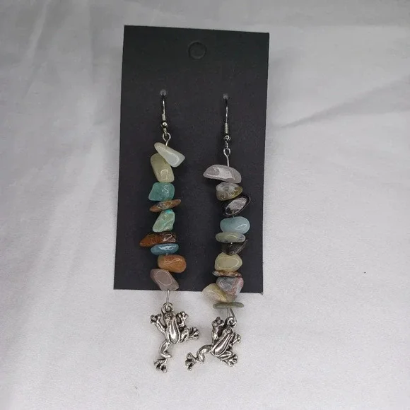 Handmade stone and frog earrings - Picture 1 of 3